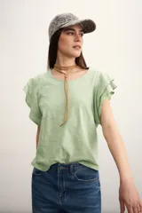 Remera verde con mangas cortas con volados.