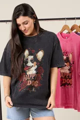 Remera oversize negra con estampa de un perro corgi rodeado de rosas y la frase "Happy Dog".