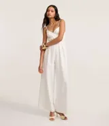 Mono blanco de pantalón ancho (pantalona) con escote cruzado en V y breteles finos ajustables.