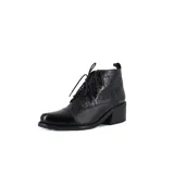 Botín tipo borcego de cuero negro en combinación de crocco y charol, con costuras destacadas y plantilla anatómica.