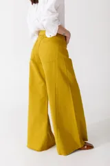 Pantalón jean color borgoña, de corte wide leg y tiro alto.