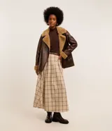 Falda evasé larga con estampado de cuadros en tonos beige y marrón.