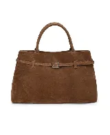 Cartera mediana de gamuza color marrón con correa ajustable y hebilla metálica.