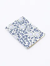 Funda para pasaporte con estampado de animal print con corazones en color lila.