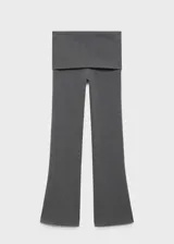 Pantalón flare gris con cintura elástica y tiro medio.