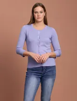 Cárdigan tejido en hilado fino color lila, marca Cable & Gauge. Abertura central con botones y mangas tres cuartos.