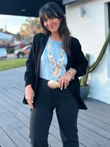 Pantalón Oxford de bengalina negra con cintura alta y corte acampanado.