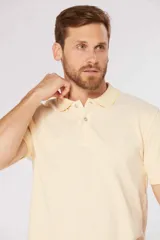 Remera polo lisa color amarillo pastel, confeccionada en piqué Oxford, con cuello en rib y botones personalizados.