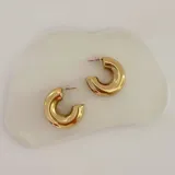 Aros tipo argolla gruesos, de acero quirúrgico hipoalergénico con baño de oro de 18k.