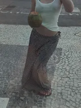 Pollera larga de viscosa con estampado de lunares blancos sobre fondo negro.