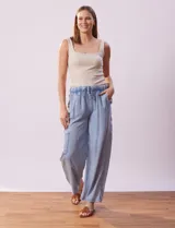 Pantalón cargo celeste de lyocell, con pretina elastizada con lazo de ajuste, bolsillos delanteros y laterales.