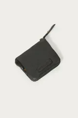 Billetera pequeña negra de cuero con cierre metálico y tres divisiones internas con tarjetero. Diseño exterior con remaches metálicos combinados en dorado y plateado.