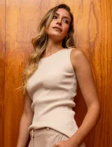 Musculosa celeste en tejido acanalado, con cuello a la base y sin mangas.