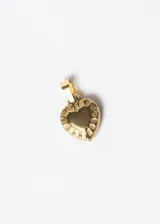 Dije dorado en forma de corazón facetado, con gancho para colgar.