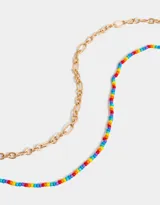 Set de dos collares cortos: uno con cadena de eslabones dorados y otro con mostacillas multicolores.