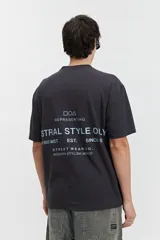 Remera de manga corta color verde grisáceo, corte oversize con cuello redondo y estampado con la frase 'STRAL STYLE ONL' en la espalda.