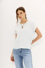 Remera negra de algodón con calce holgado, cuello redondo, largo crop y mangas cortas rebatidas.