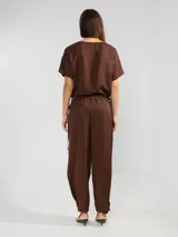 Top corto color crudo de lino tencel, con mangas cortas y lazo ajustable en el ruedo.