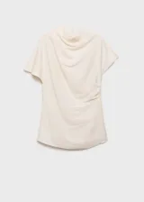 Blusa blanca de tejido fluido con textura, manga corta, cuello alto envolvente y cierre de cremallera en la parte posterior.