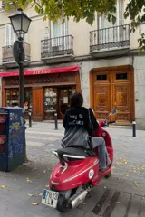 Buzo de tejido de punto color beige claro, de corte holgado y cuello redondo. Presenta un estampado grande en la espalda con texto en negro: "NO ME APURES, ESTOY CHILL".