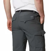 Bermuda de hombre color gris oscuro, con bolsillos cargo laterales con cierre y logo de la marca bordado en la pierna derecha. Incluye cinturón negro con hebilla plástica.
