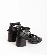 Sandalias negras de charol con tiras cruzadas y hebilla al tobillo. Tacón cuadrado. Marca Anita.