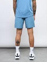 Short deportivo azul de entrenamiento, con pretina en contraste y logo de la marca en la pierna.