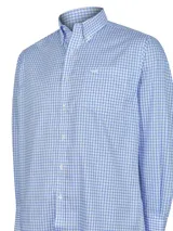 Camisa de manga larga celeste con finas rayas verticales blancas, de corte clásico y cuello abotonado. Tiene bolsillo en el pecho con logo de la marca bordado.