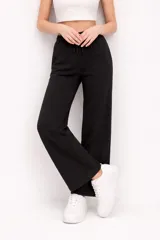 Pantalón deportivo negro de corte recto y tiro alto, con cintura elástica y cordón ajustable.