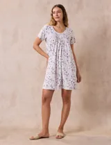 Camisón corto de tejido suave color gris con estampado floral en tonos celeste y rosa. Tiene escote redondo con detalle plisado.