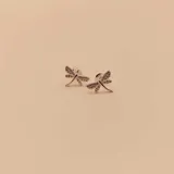 Par de caravanas con forma de libélula, hechas en plata 925 y adornadas con circonias.