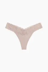 Pack de tres bombachas colaless color rosa pálido, de tiro bajo con cintura en V y ribete ancho de encaje.