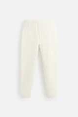 Pantalón negro de corte cropped, con cintura elástica ajustable con cordón, bolsillos laterales y traseros de vivo. El bajo tiene terminación con vuelta.