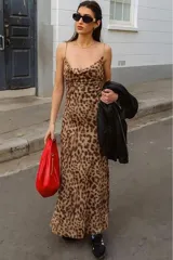 Vestido largo de tirantes finos con estampado animal print.