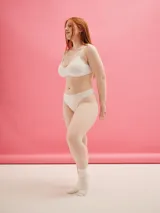 Vedetina less de color negro, confeccionada en tejido ECO Lycra CO₂®.