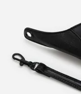 Bolso hobo grande de PU negro con textura crocco, correa de hombro con hebillas, cierre de cremallera y forro de poliéster.