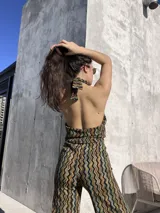 Conjunto de top strapless y pantalón palazzo con estampado geométrico multicolor.