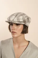 Boina marrón de lana fina uruguaya 100% natural sin teñir, con visera.