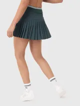 Falda blanca plisada con pretina elástica con detalles de líneas de color y calza incorporada con bolsillo. Ideal para tenis o pádel.
