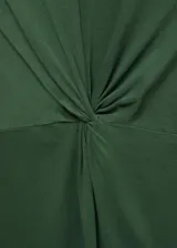 Vestido midi verde con detalle de nudo en la cintura, sin mangas y cuello redondo.