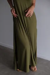 Vestido largo azul marino de viscosa, con tirantes finos y escote en V.