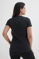 Remera de manga corta, cuello redondo y calce ajustado, color gris oscuro jaspeado.