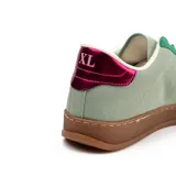 Zapatillas urbanas de símil cuero color verde con detalles en verde oscuro y rosa. Presentan un diseño con cordones y suela marrón.