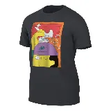 Camiseta negra de manga corta con estampado de Bart Simpson con gorro violeta y zapatillas Nike.
