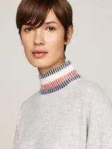 Sweater gris claro de lana y cachemira, con cuello perkins a rayas horizontales en azul marino, rojo y blanco.