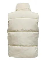 Chaleco color crema con cuello alto, cierre frontal con cremallera y bolsillos laterales.
