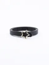 Cinto negro de cuero sintético con hebilla dorada en forma de estrella.