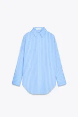 Camisa celeste con rayas verticales blancas, de corte amplio, cuello clásico, manga larga con puños y cierre frontal con botones.