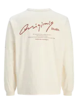 Camiseta de manga larga color crema con cuello redondo y calce holgado. Estampa en el frente con la frase "Originals Studio. The creative studio where we create new expressions daily. Designed to stay comfortable. To be worn every day. Creative Dept. Copenhagen®".