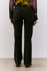 Pantalón de jean azul oscuro, de corte recto y tiro alto.